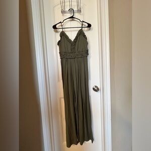 Olive green jump suit. From Altar’d State. Worn once. Flowy.